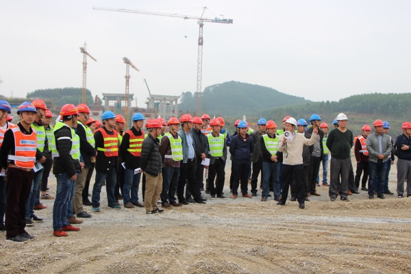 柳南改扩建全线安全管理人员参观特大桥施工现。。。。。。ㄐ薷某叽纾.jpg