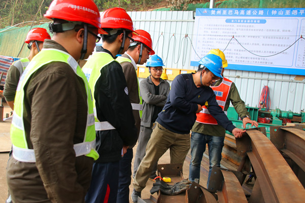 图一：召开进洞前现场会议，，，，，检查钢拱架.jpg